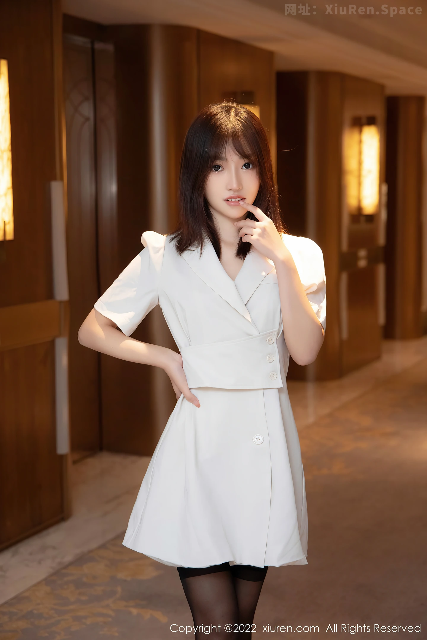 图片[3]-[XiuRen秀人网] VOL.5184 模特西门小玉白色连衣裙半脱露红色蕾丝内衣配超薄黑丝诱惑写真76P-秀人网官方网站